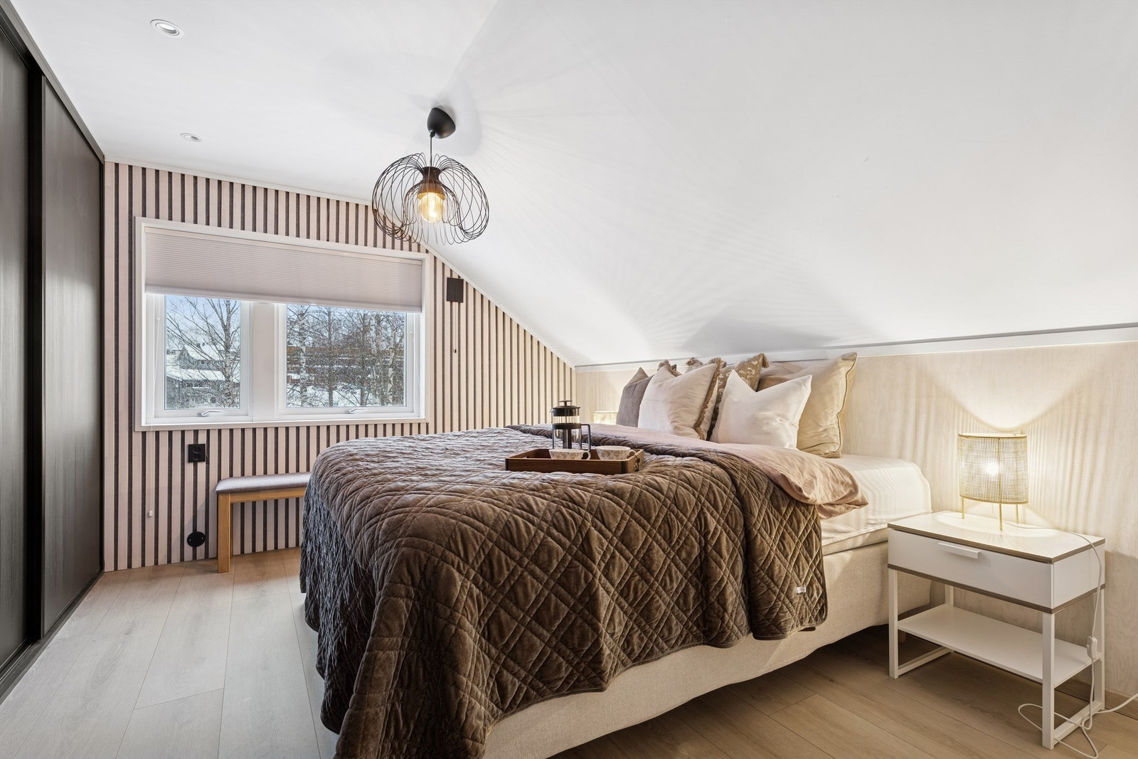 Soverom 1/hovedsoverom med stor garderobe. Galleribilde