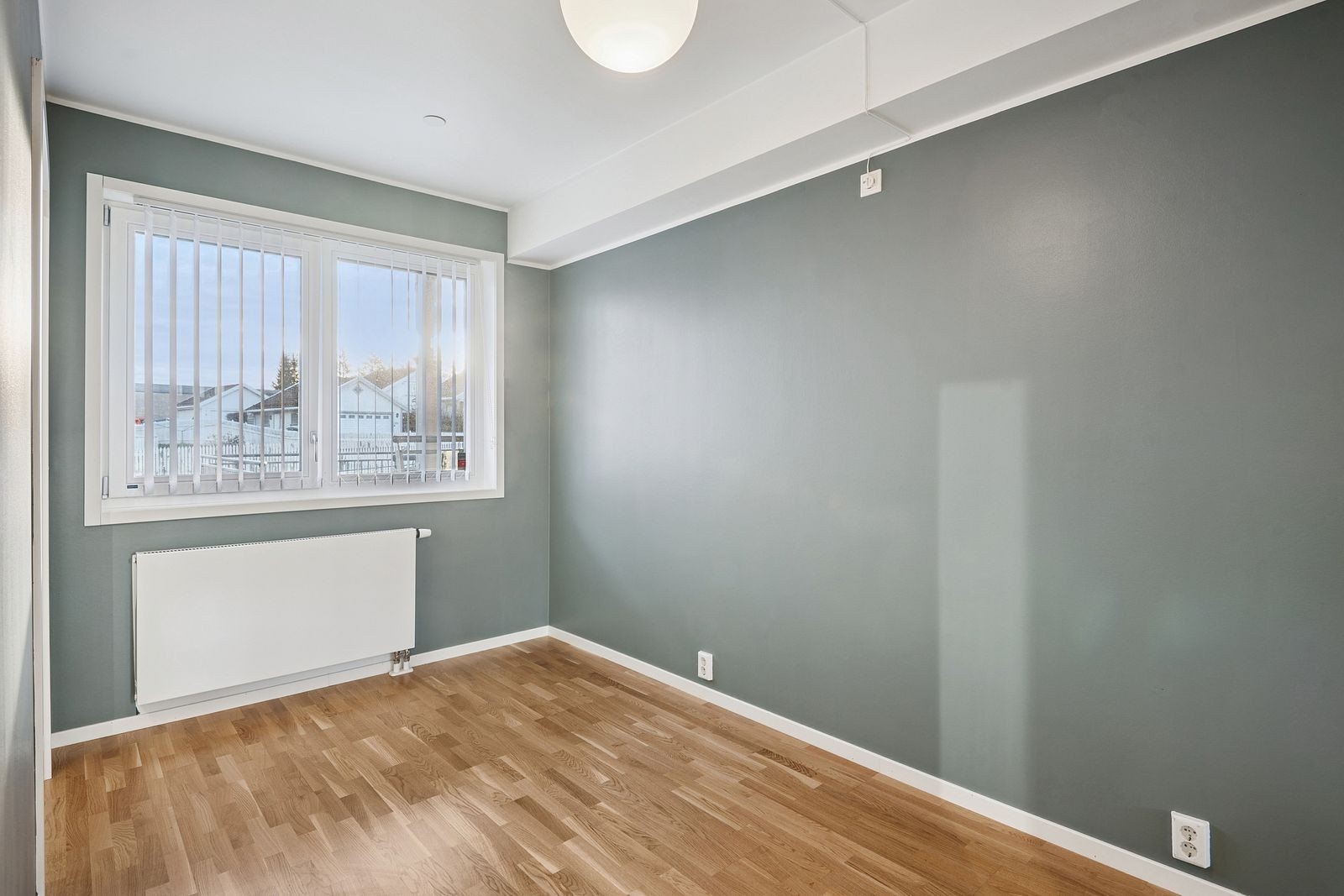 Soverommet er av god størrelse har plass til dobbeltseng, nattbord og oppbevaring. Galleribilde