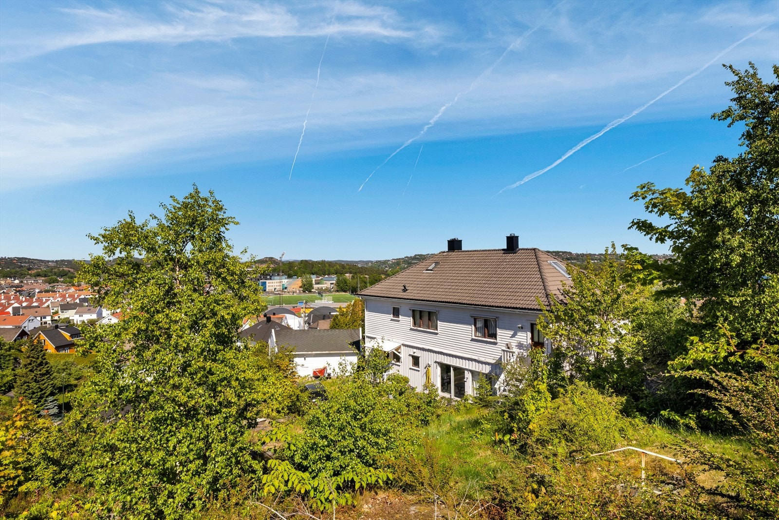 Romslig og solrik tomt Galleribilde