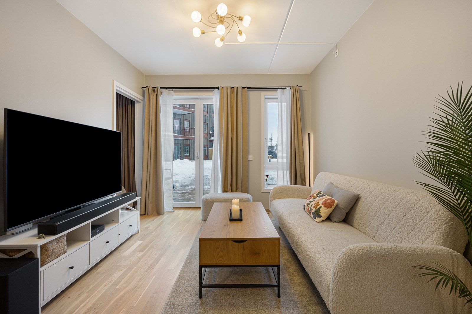 Fra stuen er det adkomst ut til markterrassen. Galleribilde