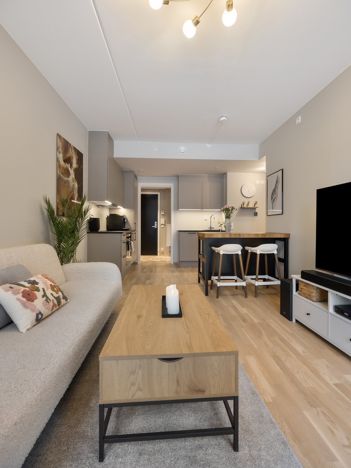 Det er plass til et lite spisebord eller barbenk mellom kjøkken og stue. Galleribilde