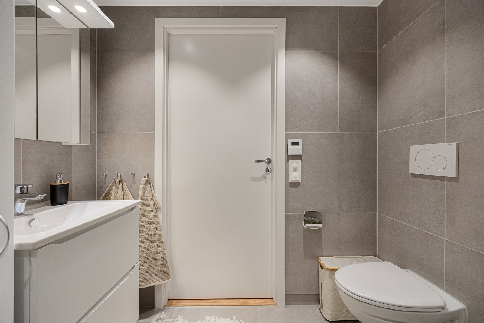 Med downlightsbelysning i taket er man sikret god belysning i baderommet. Perfekt enten man skal sminke eller barbere seg. Galleribilde