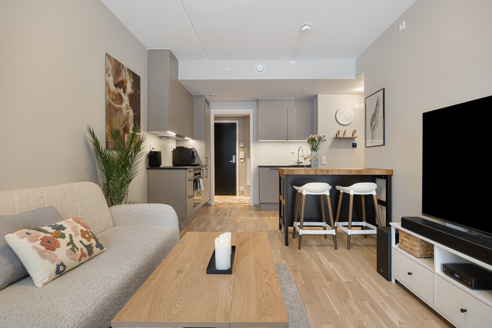 Her ligger alt til rette for koselige kvelder i sofakroken. Galleribilde