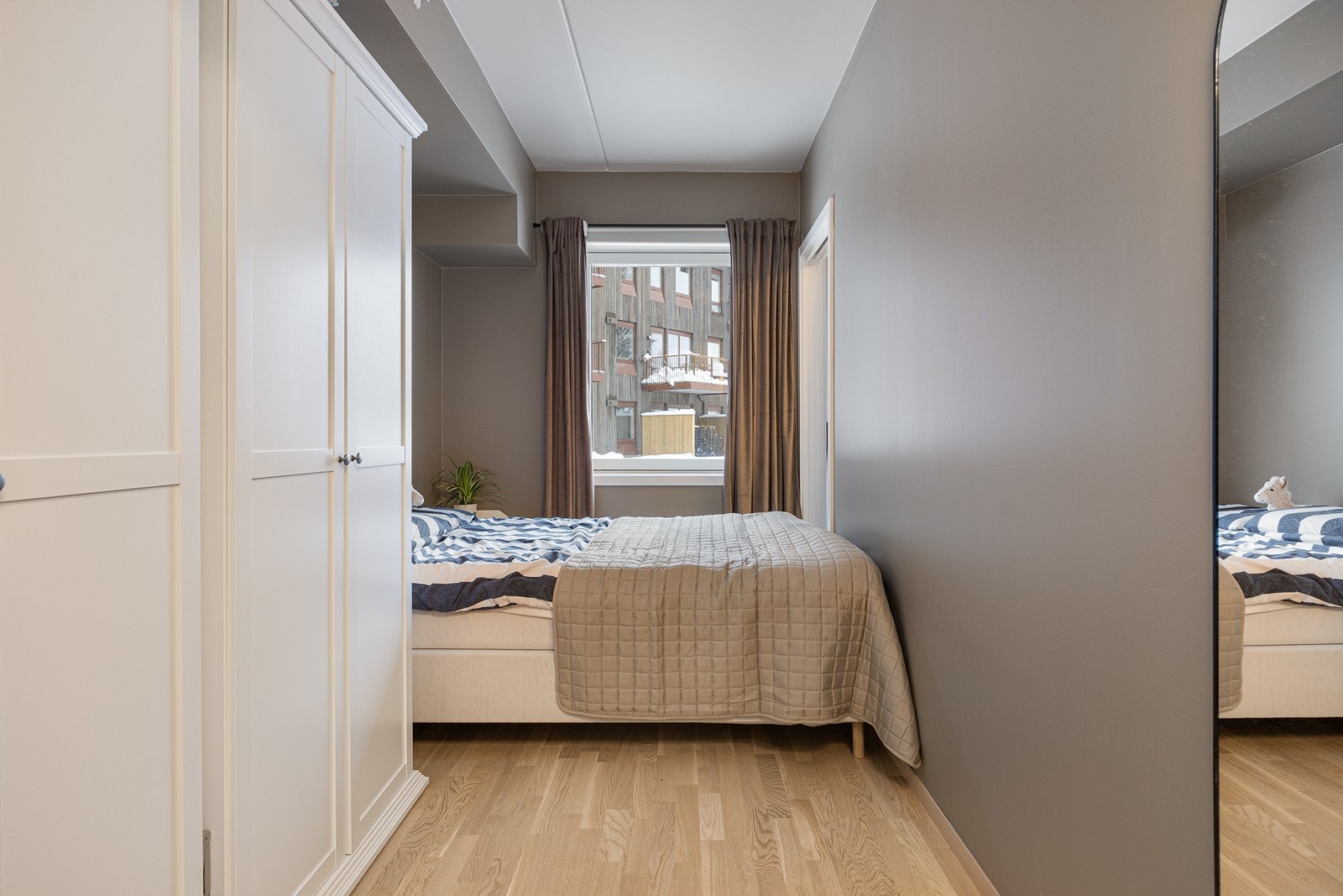 Hovedsoverommet har plass til seng og garderobeløsning. Galleribilde