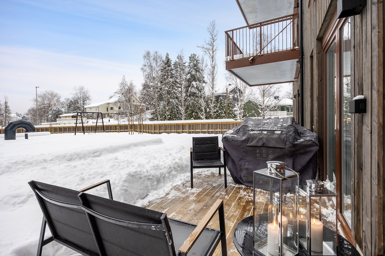 Det er etablert dobbeltstikk og belysning ute på veggen. Galleribilde