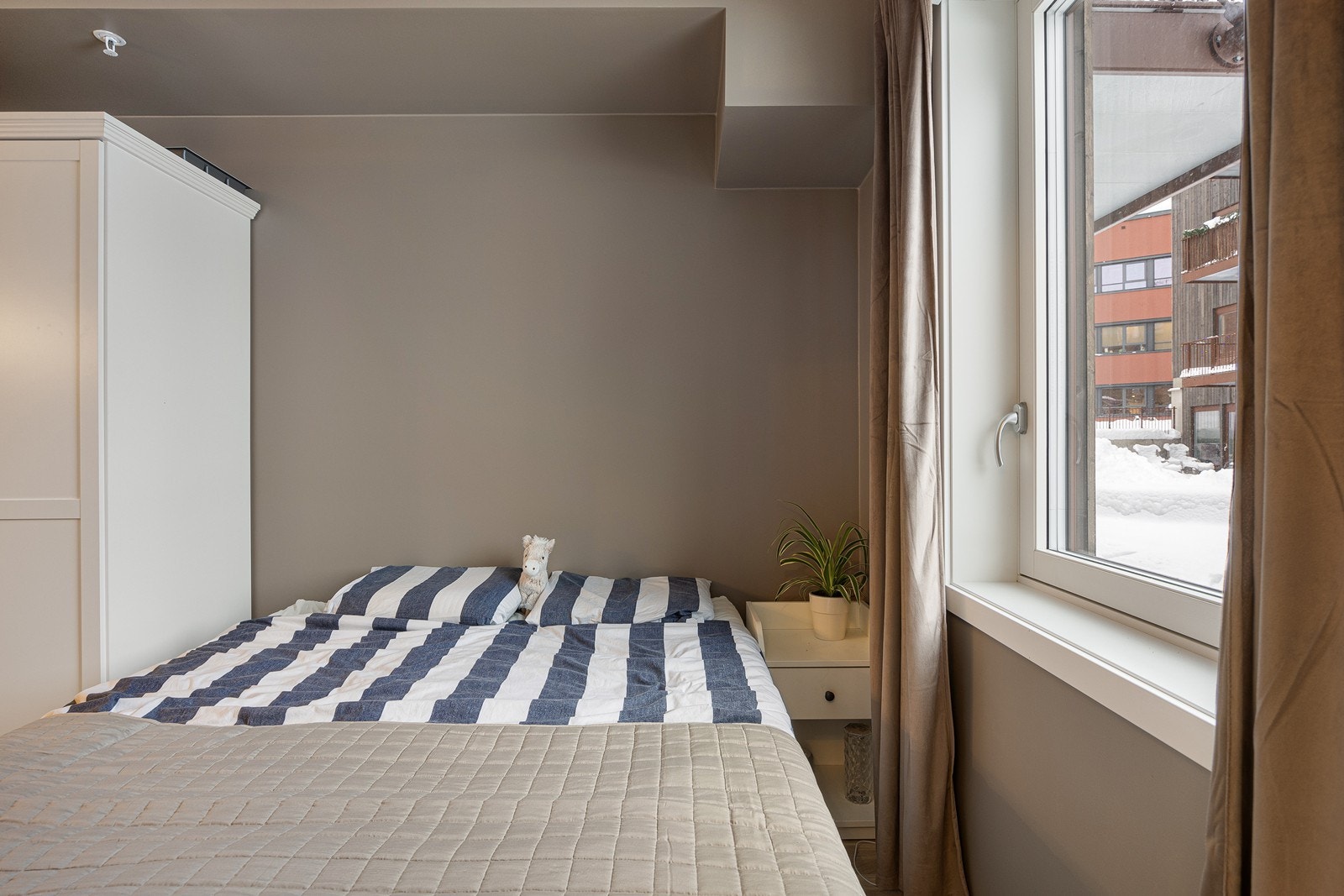 Soverommet har to dører inn til rommet. Galleribilde