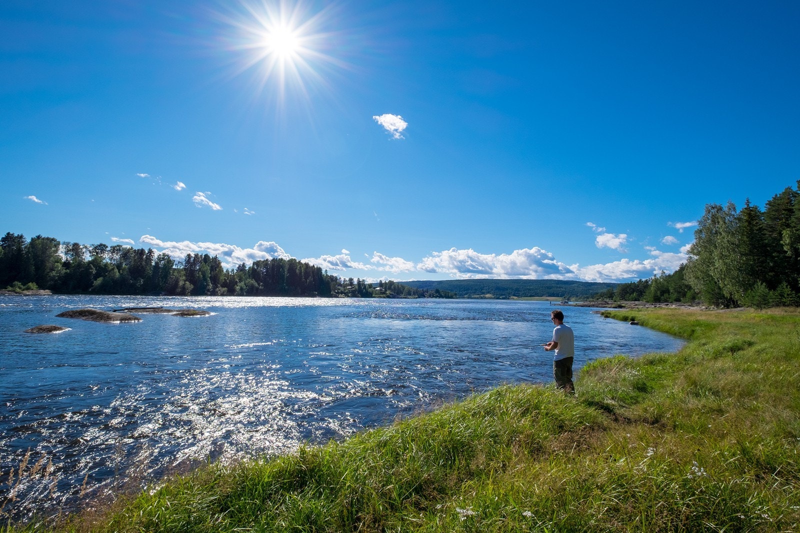 Langs Glomma er det gode muligheter for å fiske. Galleribilde