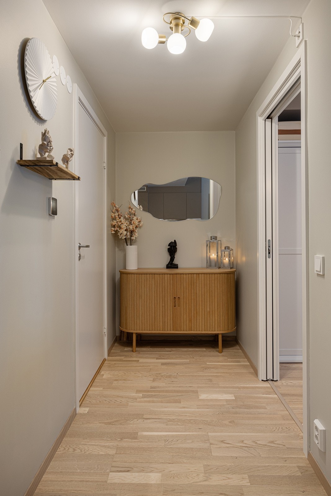 Gangen mellom soverom og baderom er perfekt for et oppbevaringsmøbel. Galleribilde