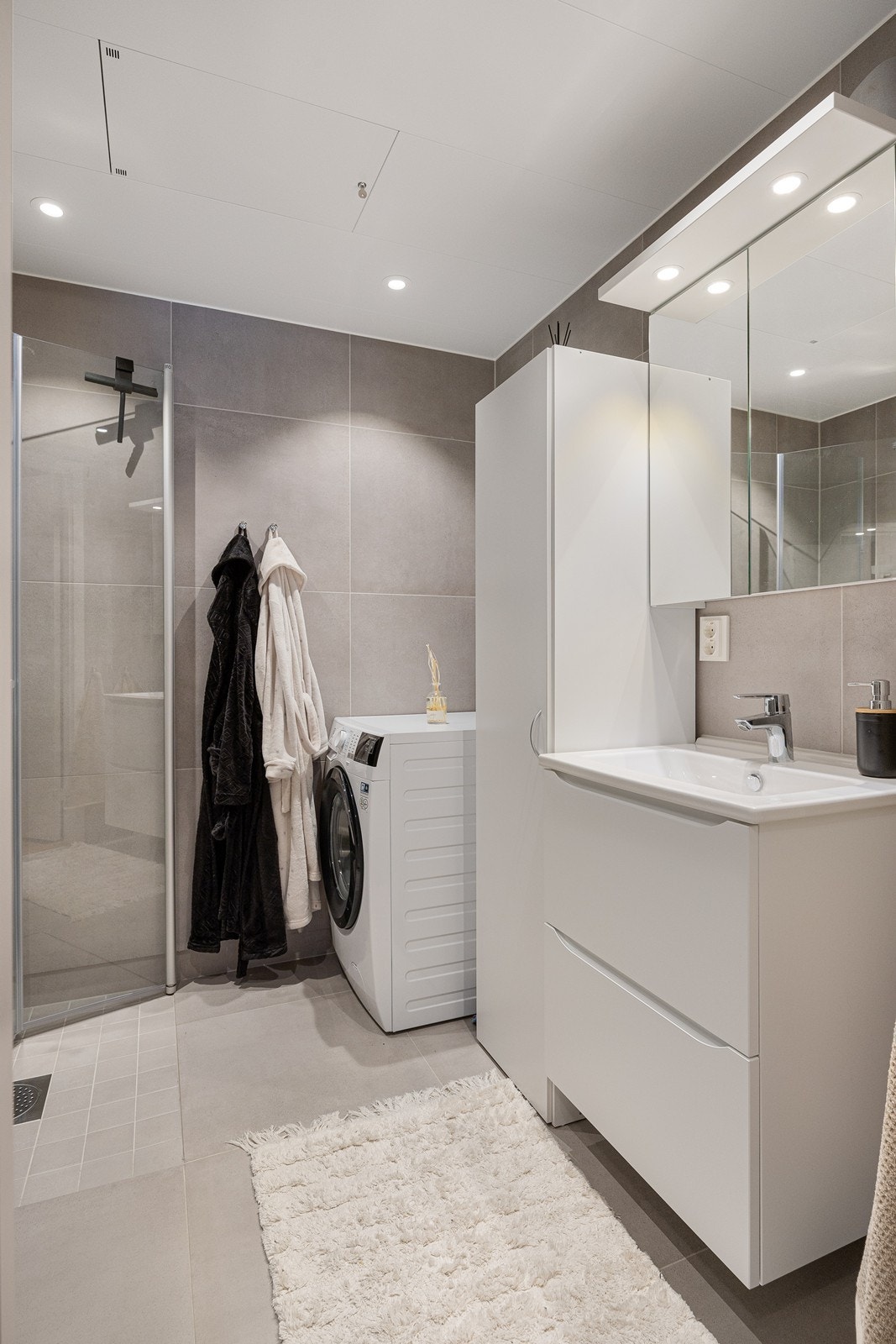 Det er avsatt plass til vaskemaskin og tørketrommel i vaskesøyle. Galleribilde