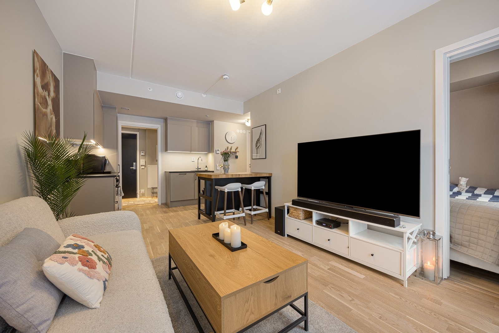 Vegg i vegg med stuen er det soverom. Galleribilde