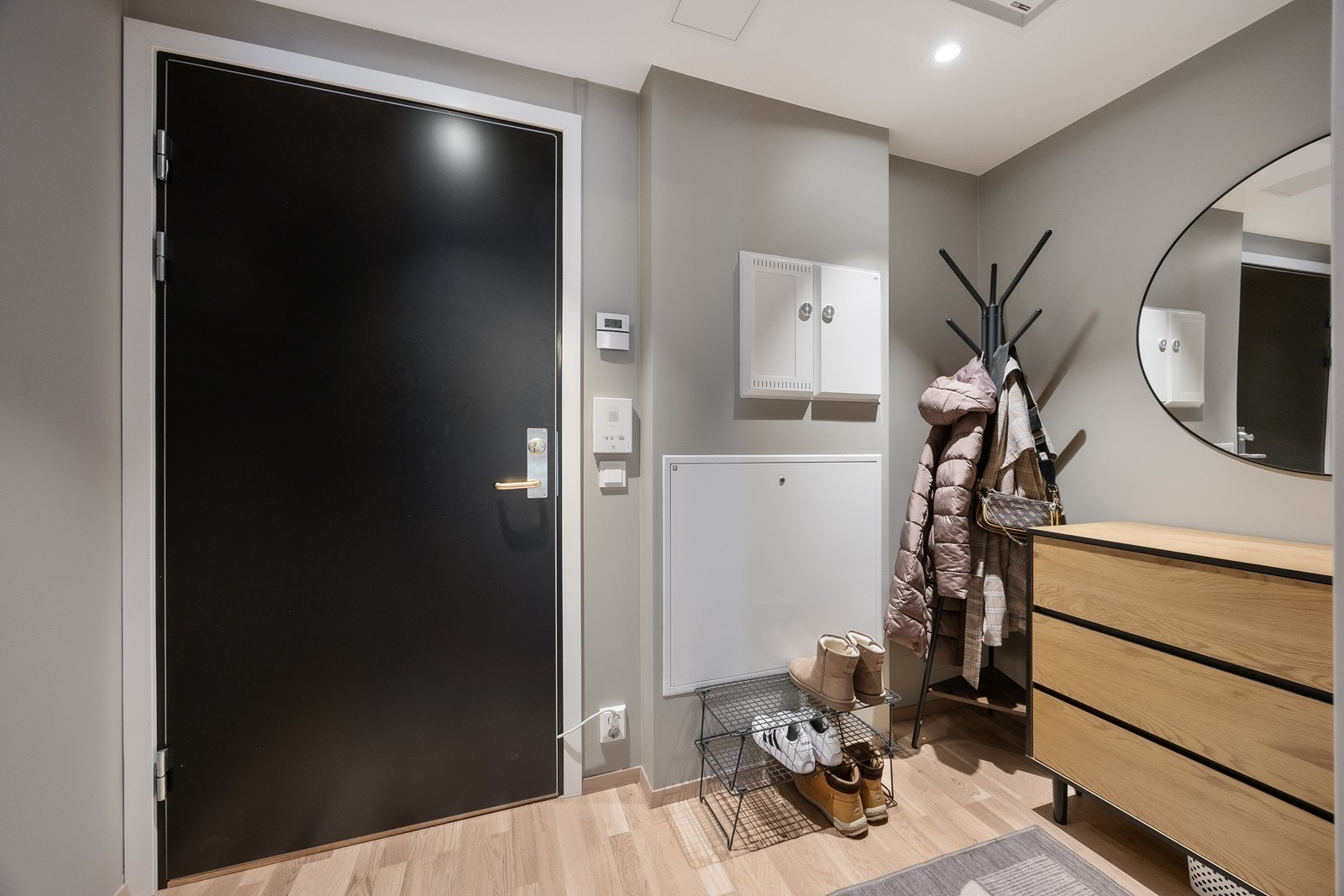 I entreen er det gode muligheter til å etablere oppbevaring for jakker og sko. Galleribilde