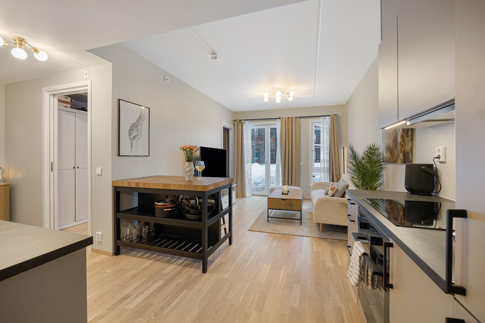 Stue og kjøkken er i en åpen løsning. Galleribilde