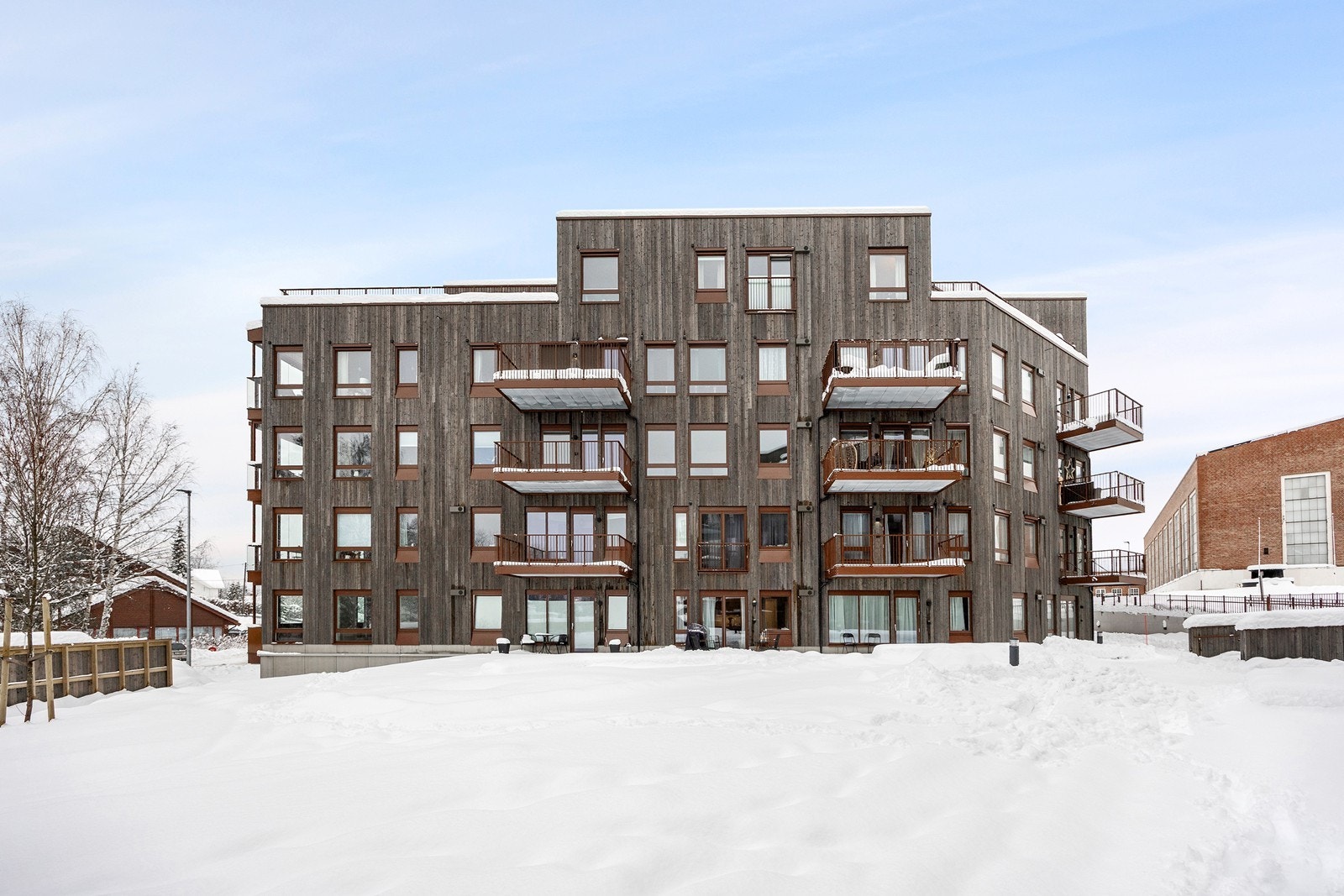 Bekkedroga 14 i Verkstedhagen har en sentral beliggenhet på Sørumsand. Her er det kort vei til butikker og kollektiv. Galleribilde