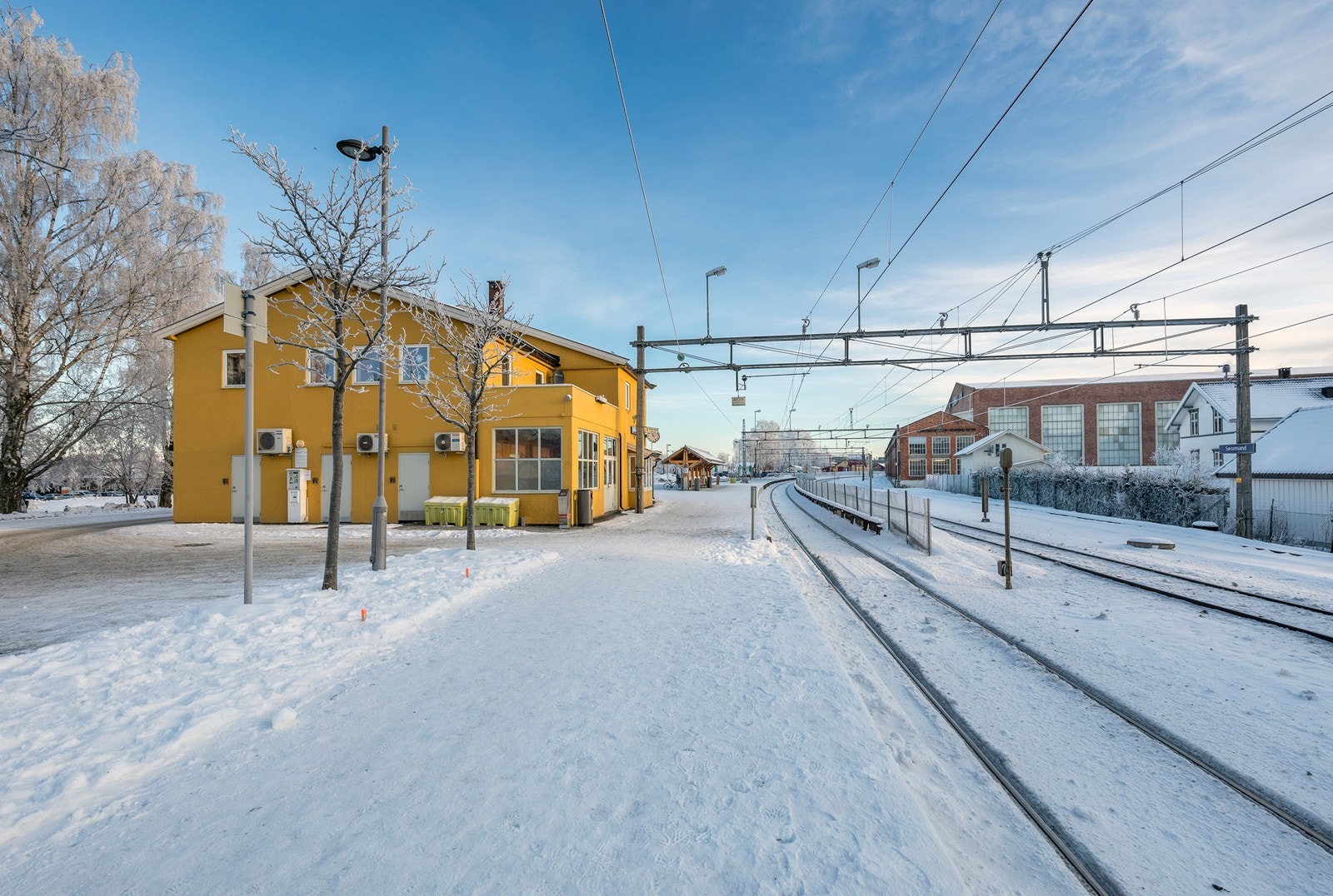 Sørumsand togstasjon har tog i retning Lillestrøm, Oslo og videre mot Asker. Galleribilde
