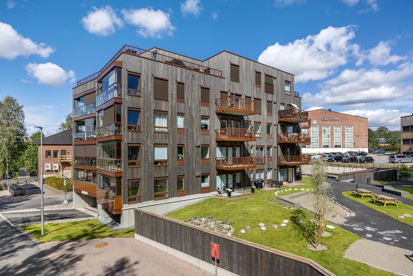 Verkstedhagen har koselige uteområder. Her sett på sommertid. Galleribilde