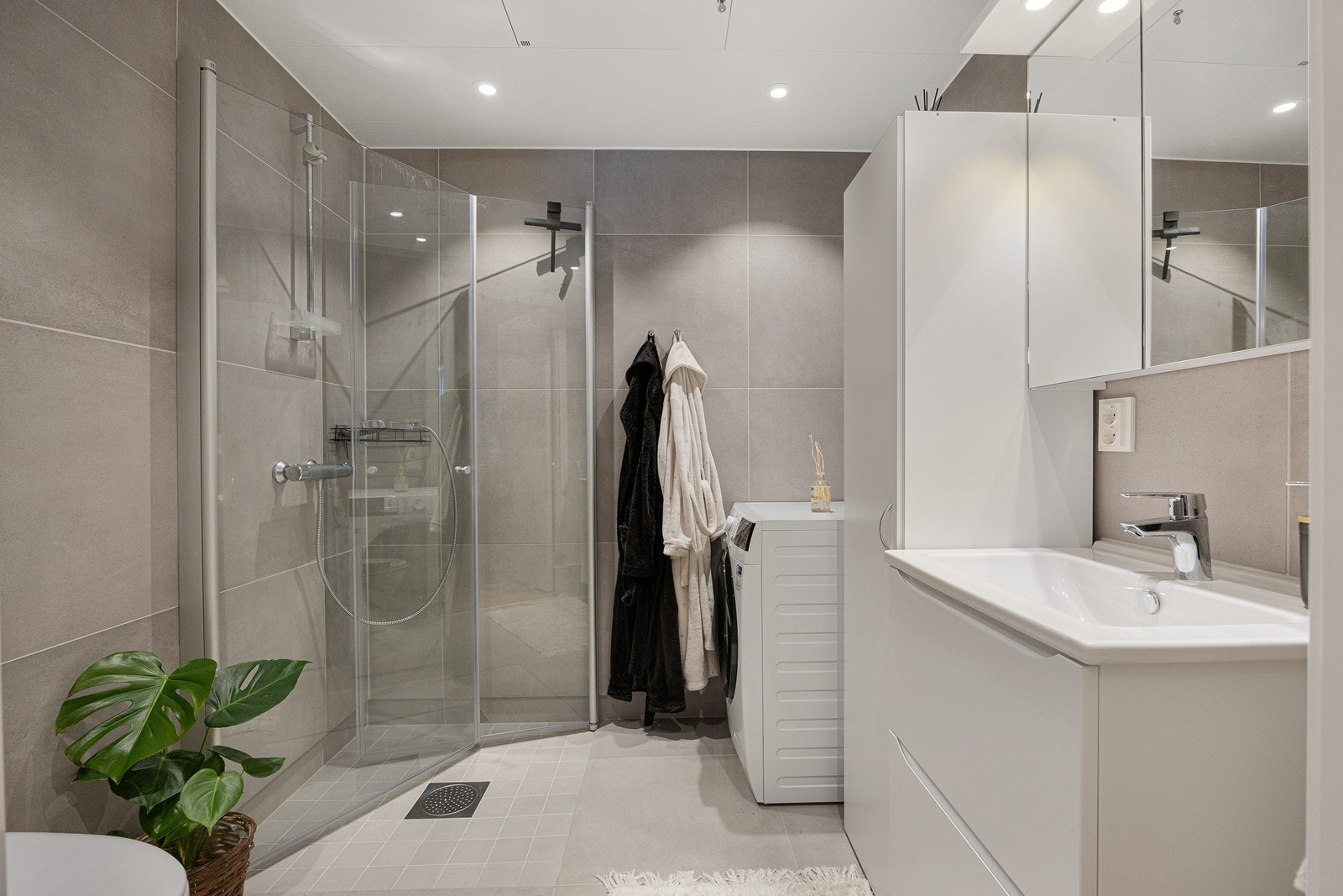 Baderommet er i lekker og gjennomført stil. Gulvet har vannbåren gulvvarme. Galleribilde