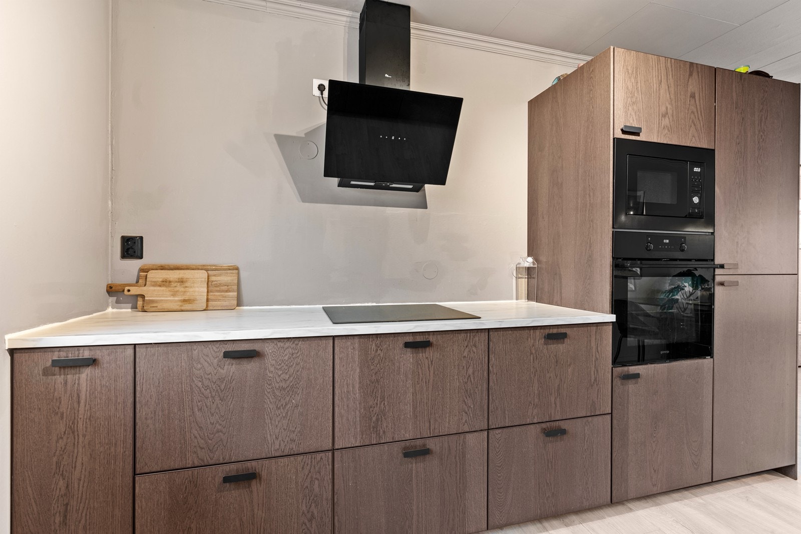 Kjøkkeninnredningen har slette, folierte fronter og laminat benkeplate med nedfelt vask i kompositt. Galleribilde