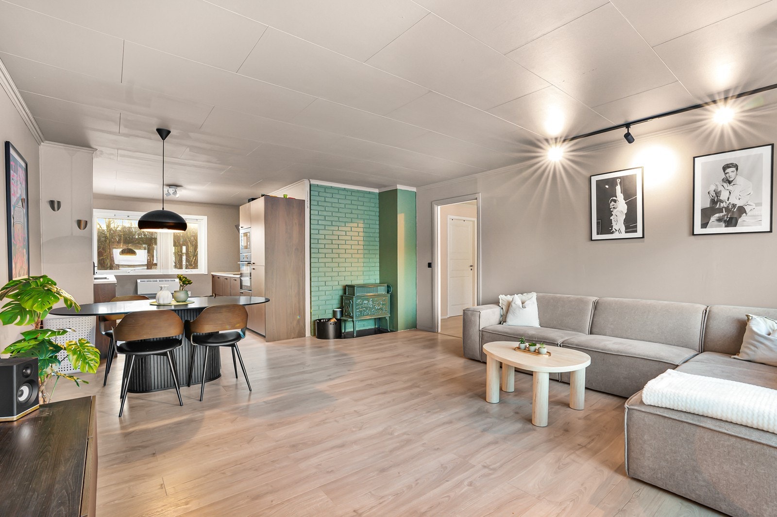 Stuen oppleves som stor og romslig, med god plass til sofagruppe, stuebord og TV-møblement. Galleribilde