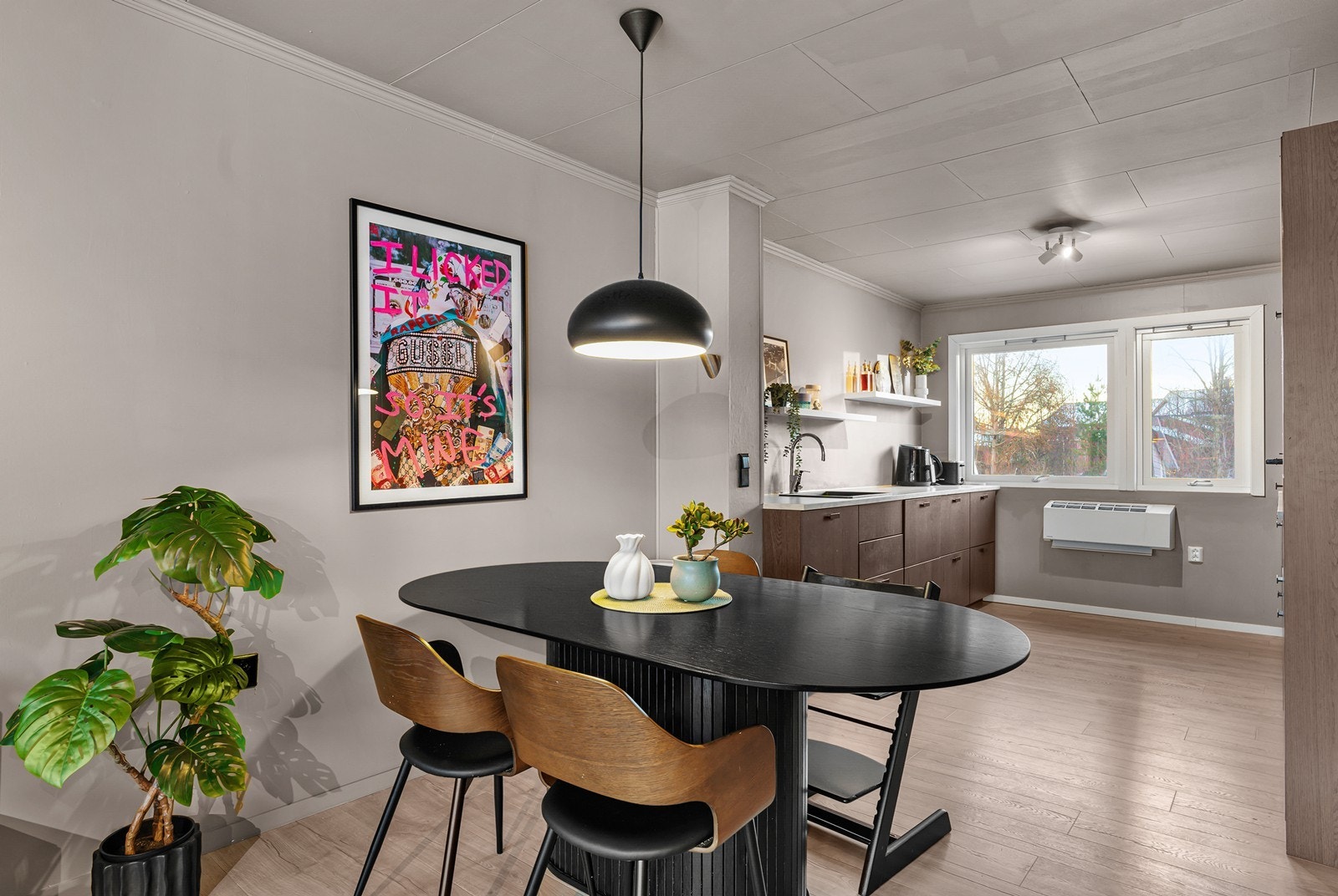 Mellom stue og kjøkken er det god plass til et stort spisebord, som gir et naturlig samlingspunkt for familie og venner. Galleribilde