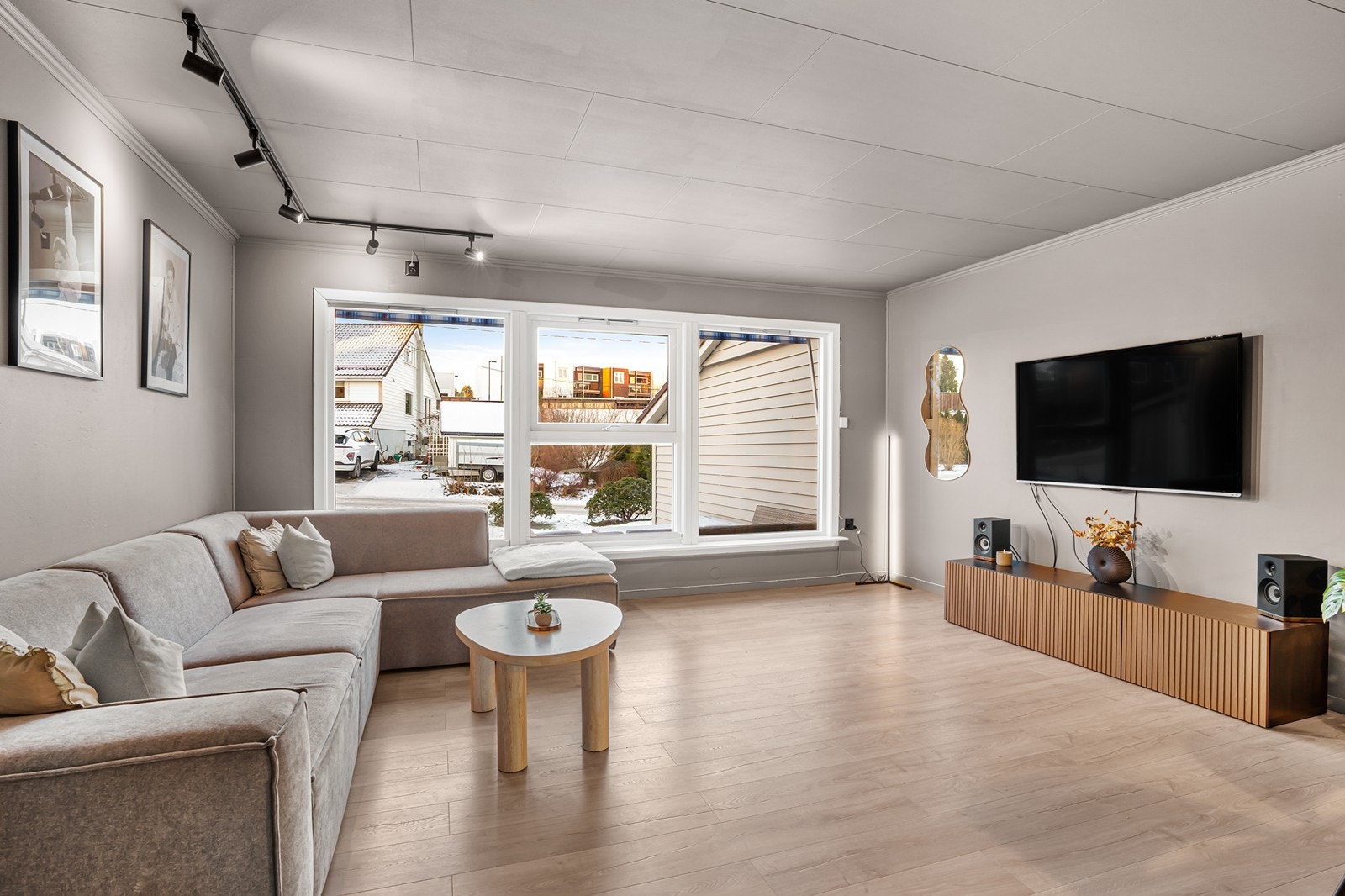 Boligen har en åpen og innbydende stue- og kjøkkenløsning som er naturlig inndelt i funksjonelle soner. Galleribilde