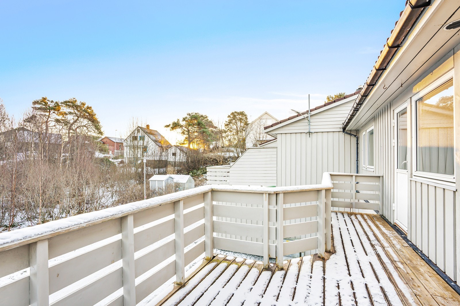 Fra soverommet er det utgang til en østvendt altan, hvor man kan nyte morgenstunden med sol og en kopp kaffe i rolige omgivelser. Galleribilde