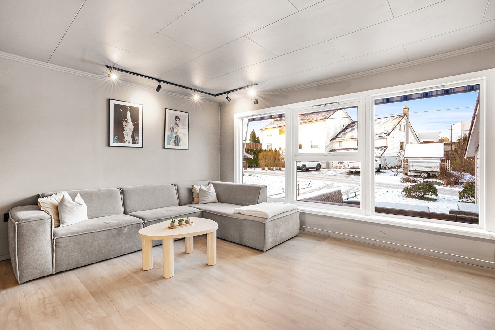 Lys og fin stue som er oppusset i senere år. Galleribilde