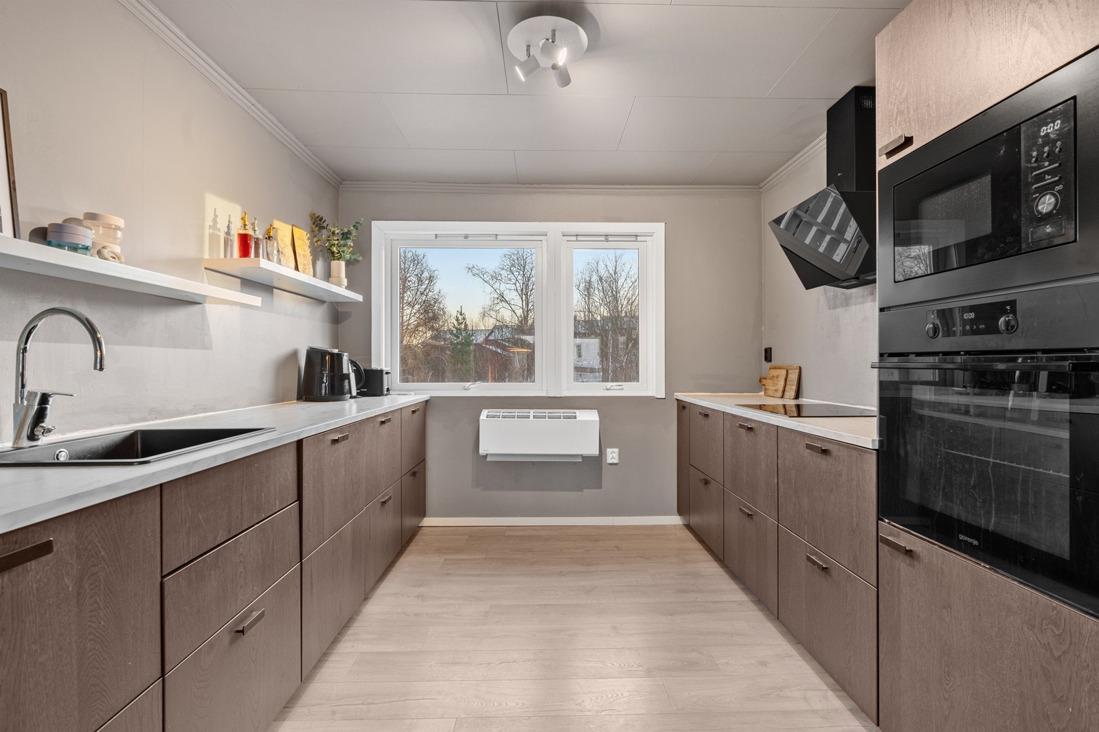 Kjøkkenet er romslig og funksjonelt, med rikelig skap- og benkeplass som gir gode arbeidsforhold. Galleribilde