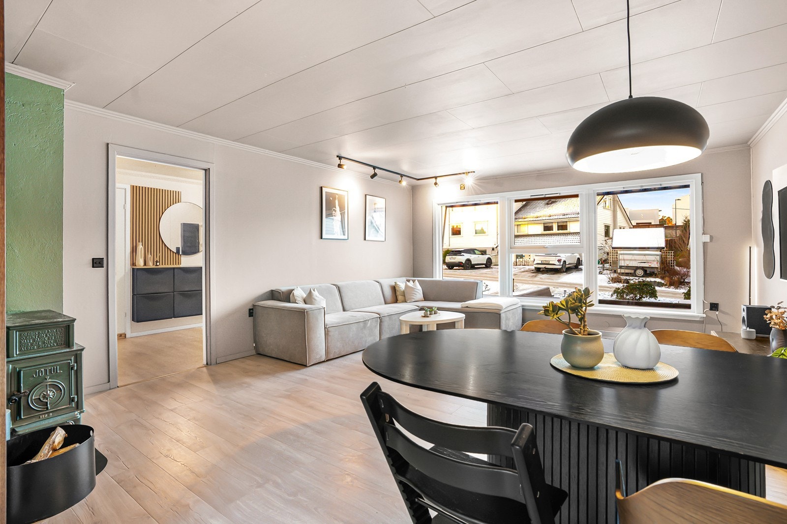 Her ligger alt til rette for hyggelige middager, sosiale sammenkomster og spillkvelder, med god kontakt mellom kjøkken, spiseplass og stue. Galleribilde