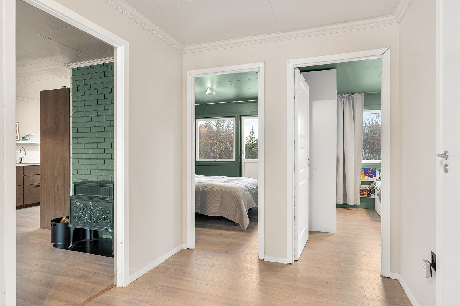 En innbydende og praktisk entré som gir et godt førsteinntrykk når man kommer inn i boligen. Galleribilde