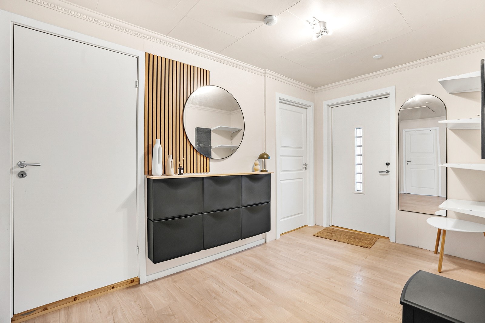 Stor og romslig entré/gang med god plass til garderobeløsninger for yttertøy og sko. Galleribilde