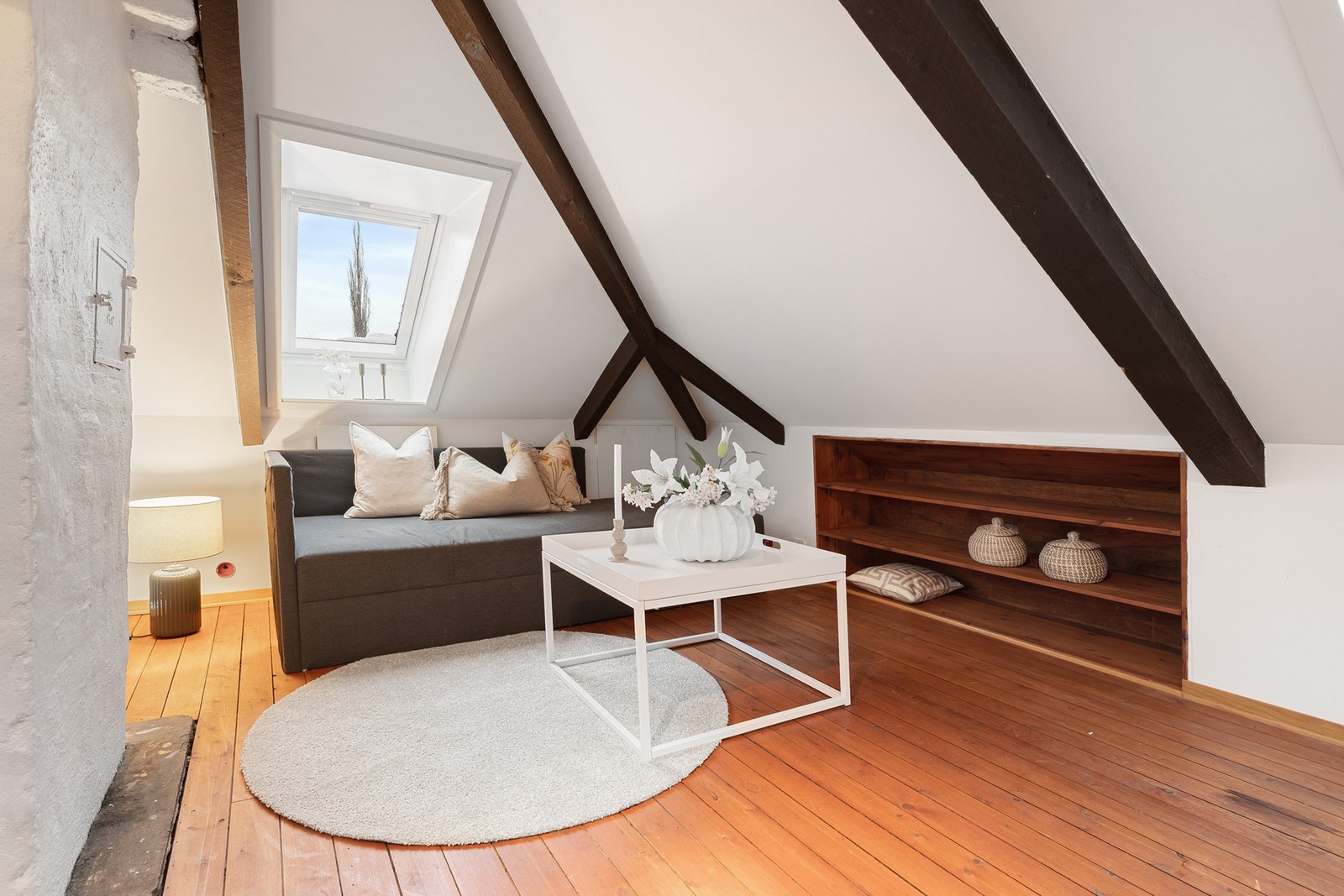 Romslig loft, med plass til å innrede med flere forskjellige soner. Galleribilde