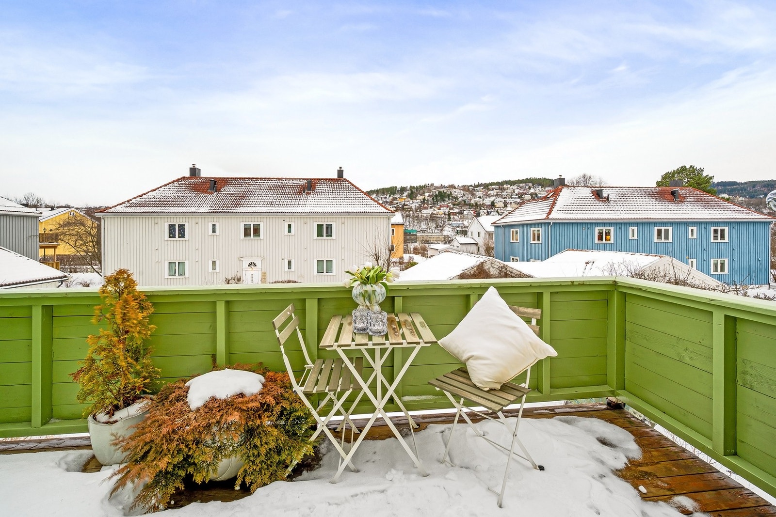 Direkte adkomst til solrik balkong med fin utsikt. Galleribilde