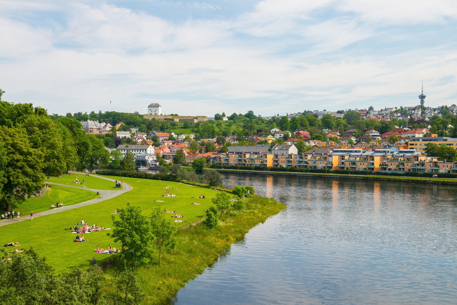 Umiddelbar nærhet til promenade langs Nidelven og store grøntareal ved Marinen. Galleribilde