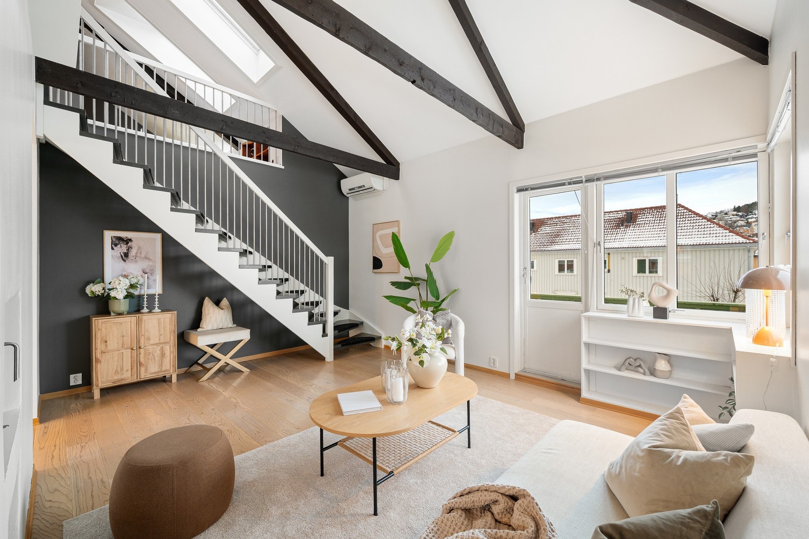 Flere store vindusflater og bra takhøyde gir masse lys og luft. Galleribilde