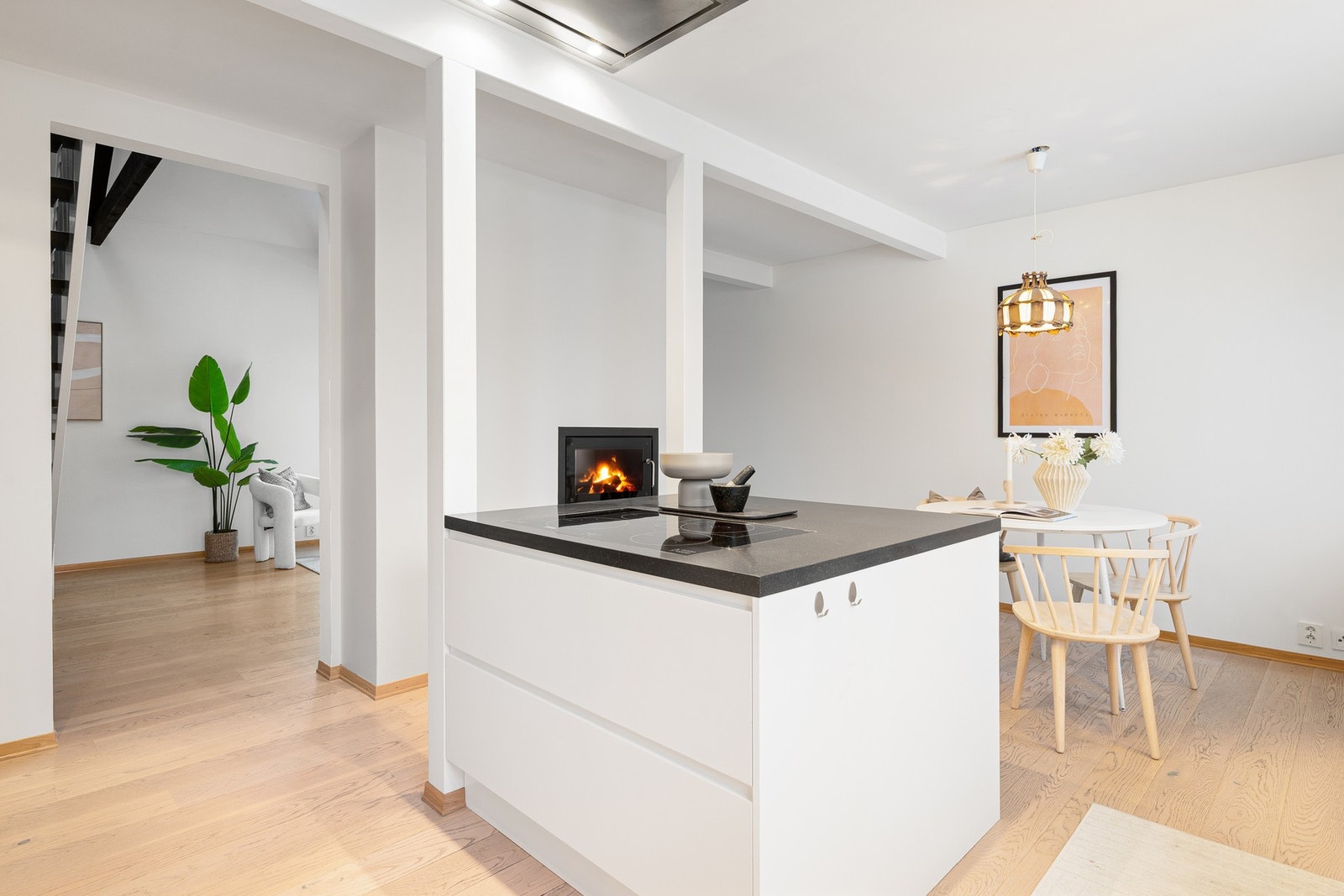 Stilig og praktisk kjøkkenøy. Her får du store arbeidsflater og rikelig med skapplass. Galleribilde