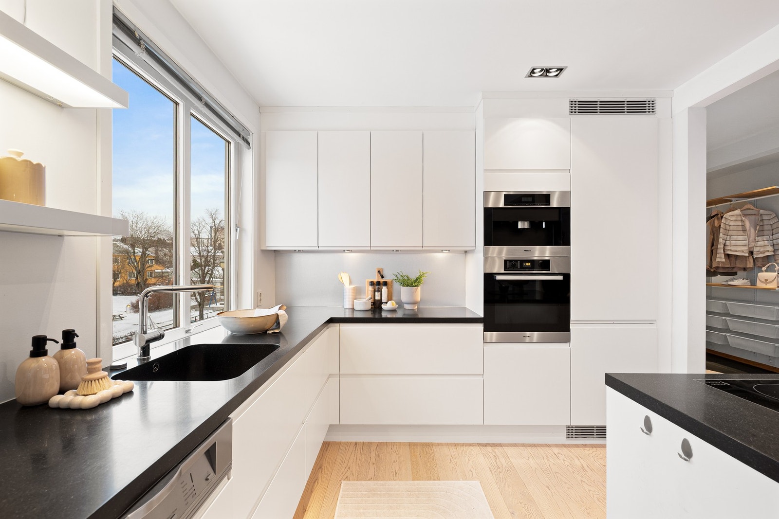 Hvit, stilren og moderne innredning. Galleribilde