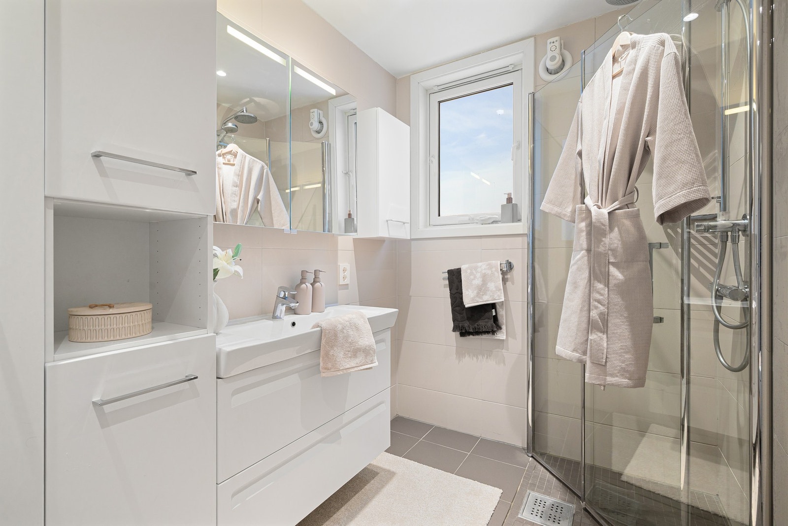 Delikat, flislagt bad. Behagelig varme i gulv, og downlights i himling. Galleribilde