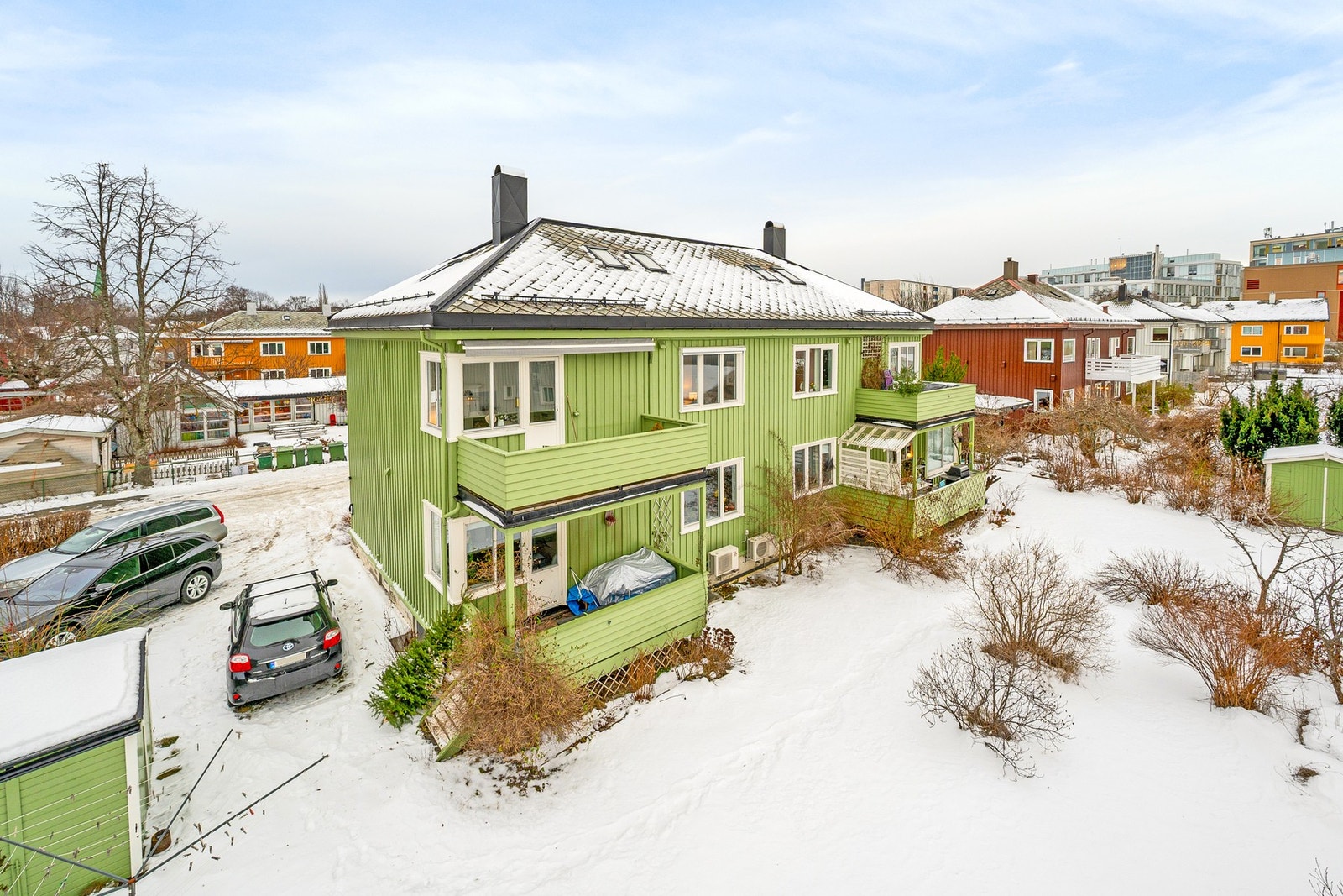 Ettertraktet beliggenhet. Sentralt beliggende, i rolige, grønne og solrike omgivelser. Koselig, felles hage. Galleribilde