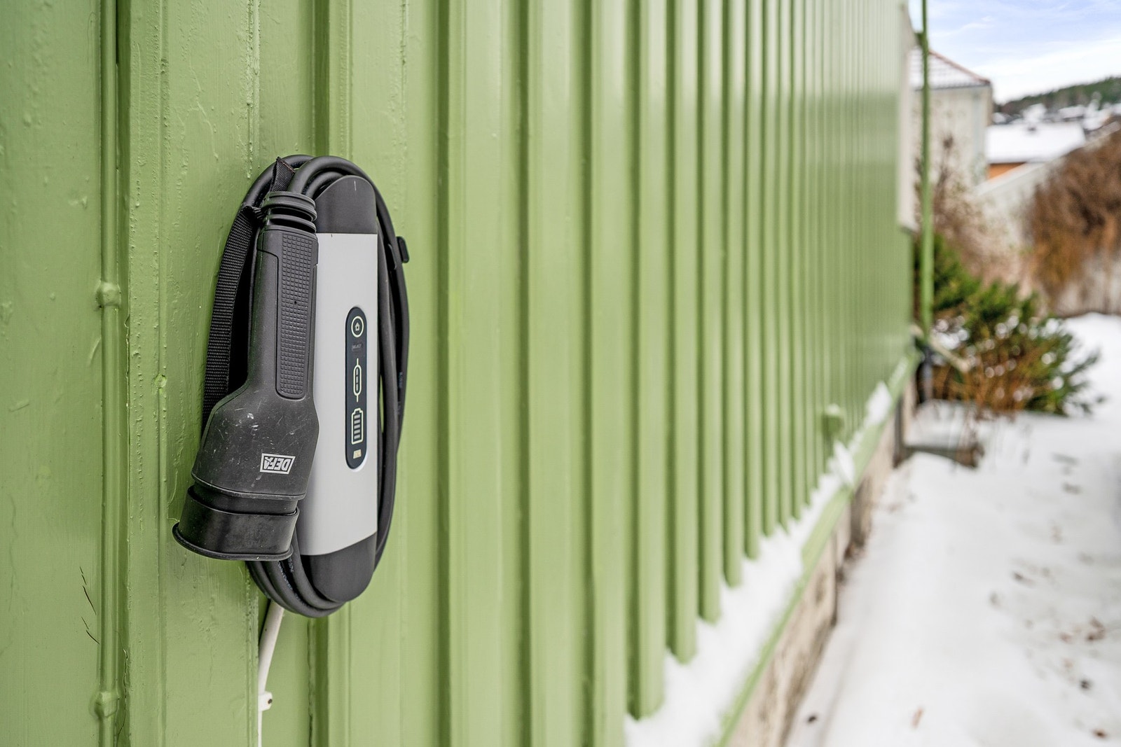 Medfølger fast parkeringsplass med el-bil lader. Galleribilde