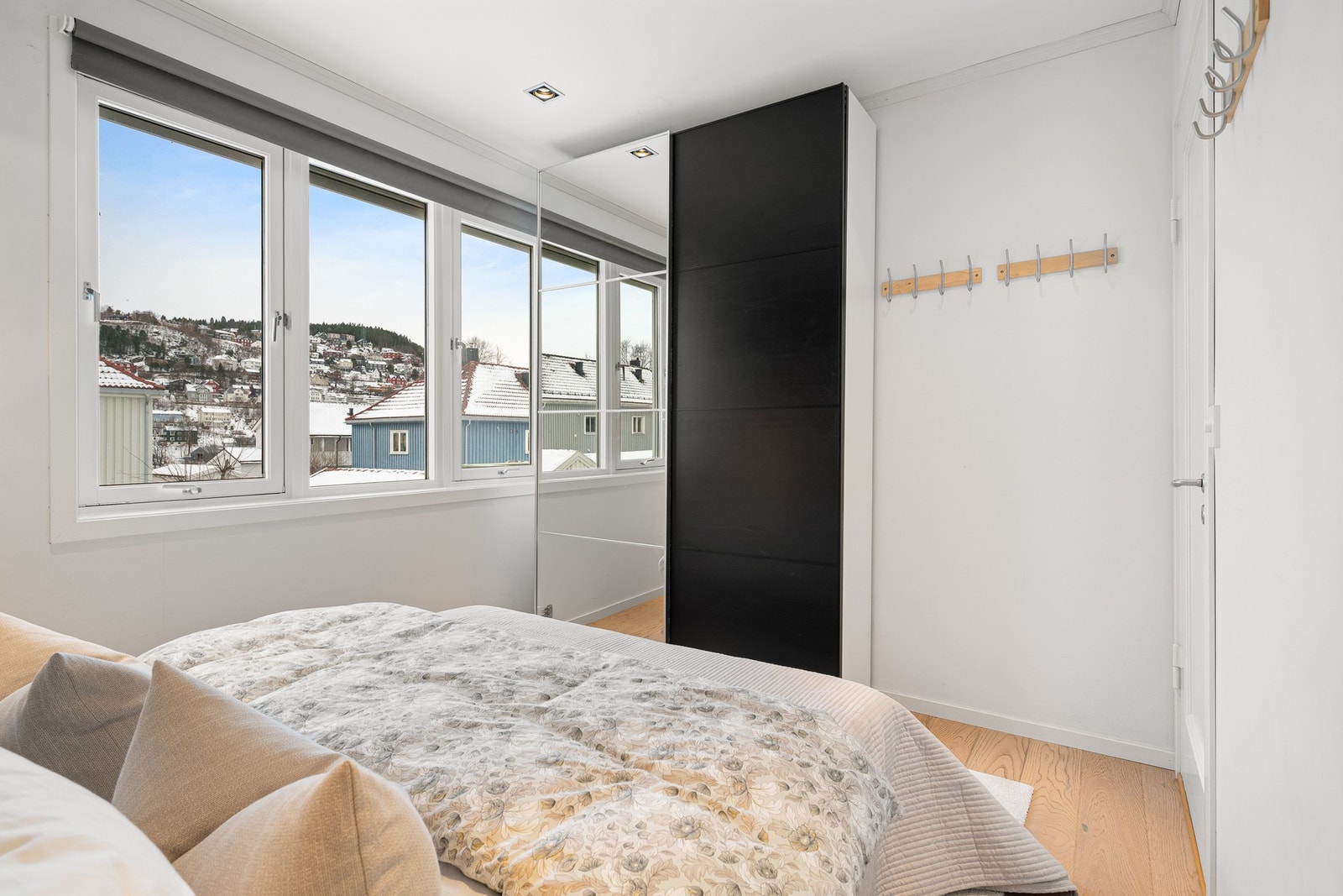 Åpen og fin utsikt, og vender ut mot stille hageområde. Galleribilde