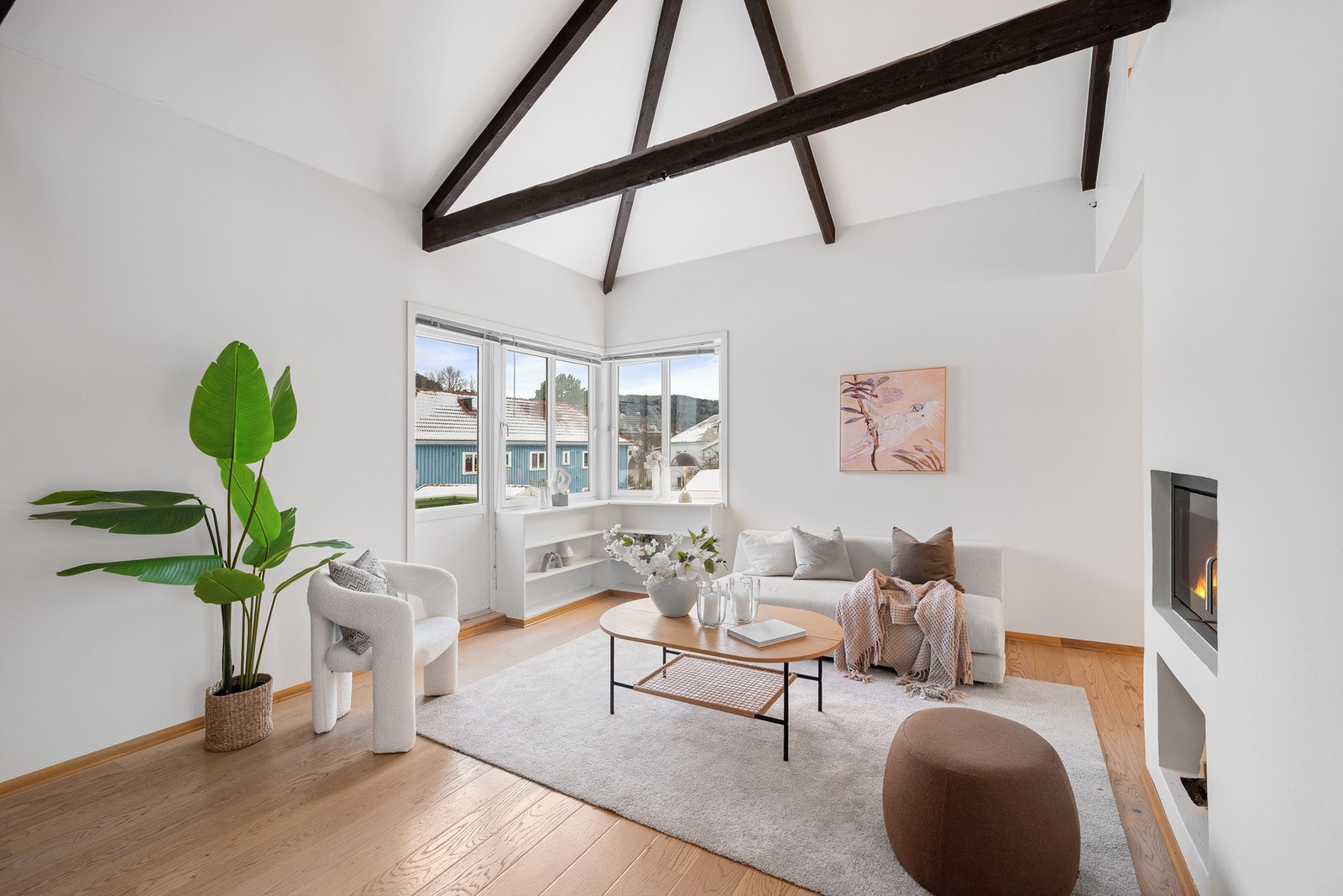 Moderne ildsted og varmepumpe gir god varme og atmosfære. Galleribilde