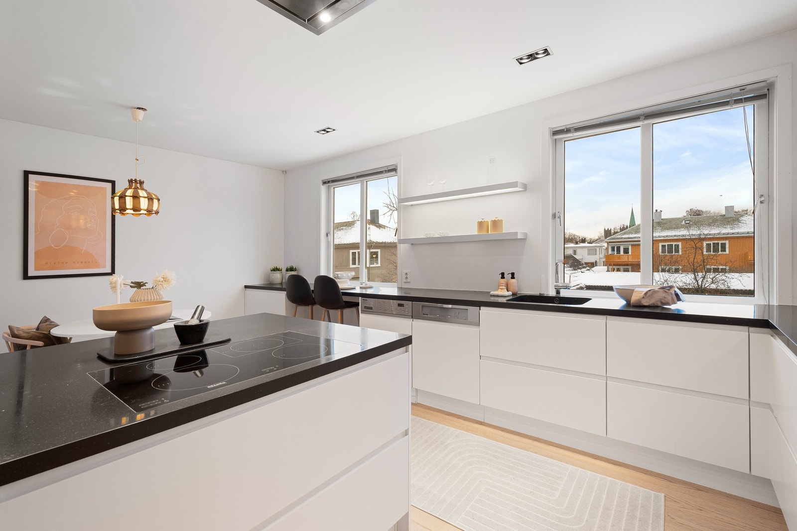 Hvitevarer består av kaffemaskin, vinskap, kjøl- og fryseskap, platetopp, komfyr og oppvaskmaskin. Galleribilde