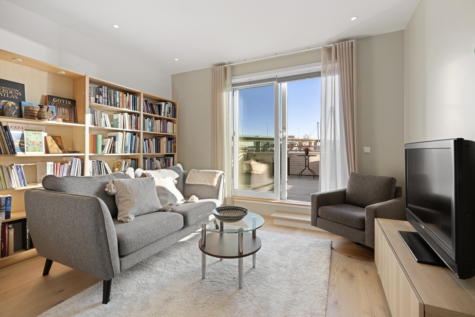 Koselig stue med utgang til takterrasse Galleribilde