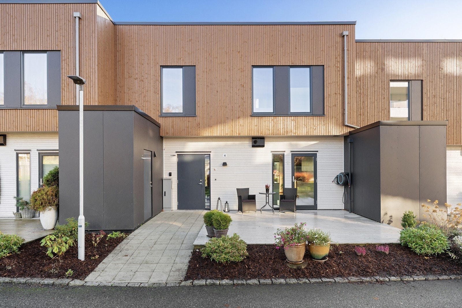 Isolert bod med hyller og kjøkkenbenk seksjon med skuffer Galleribilde