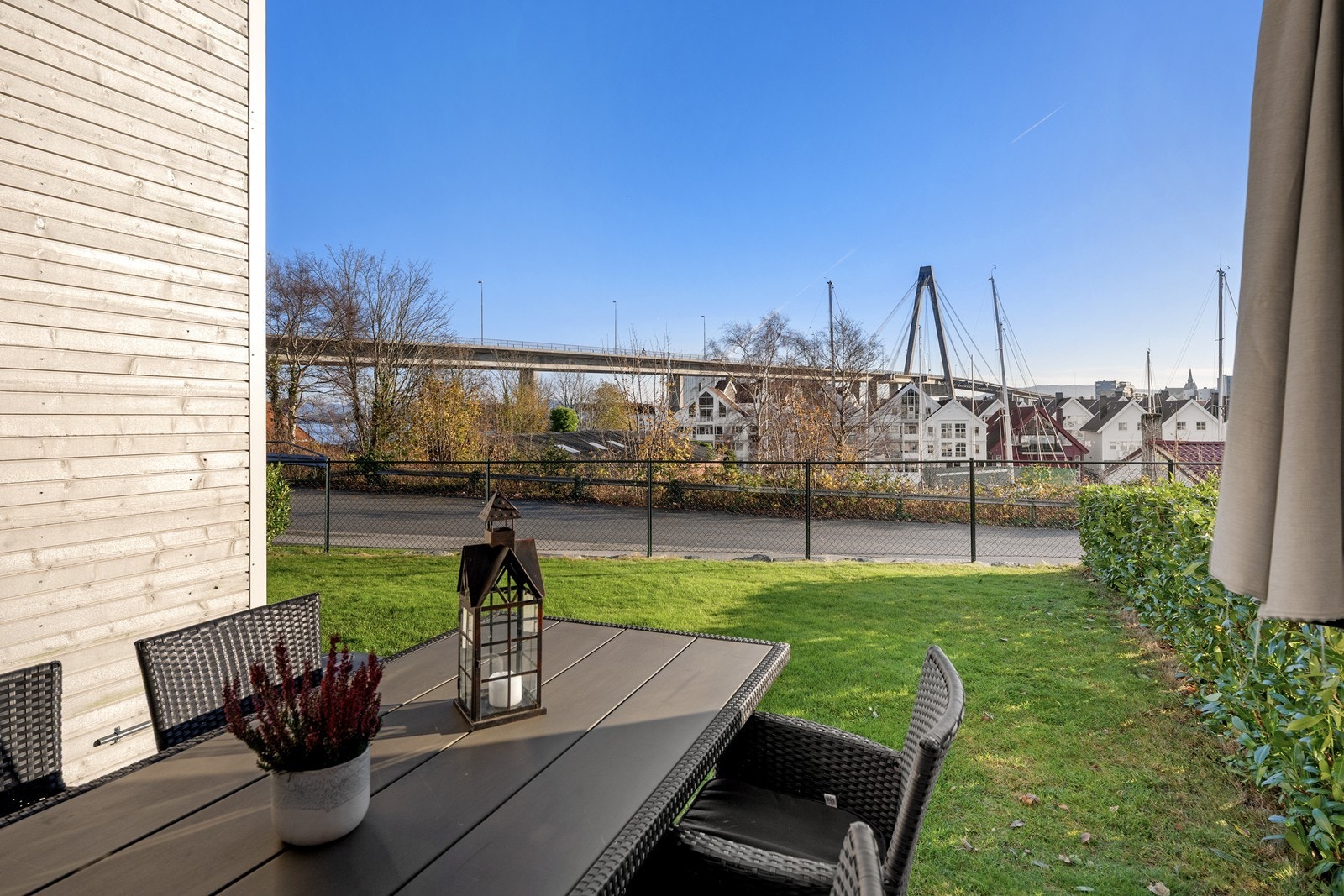 Lun og god terrasse med direkte tilgang til hage Galleribilde