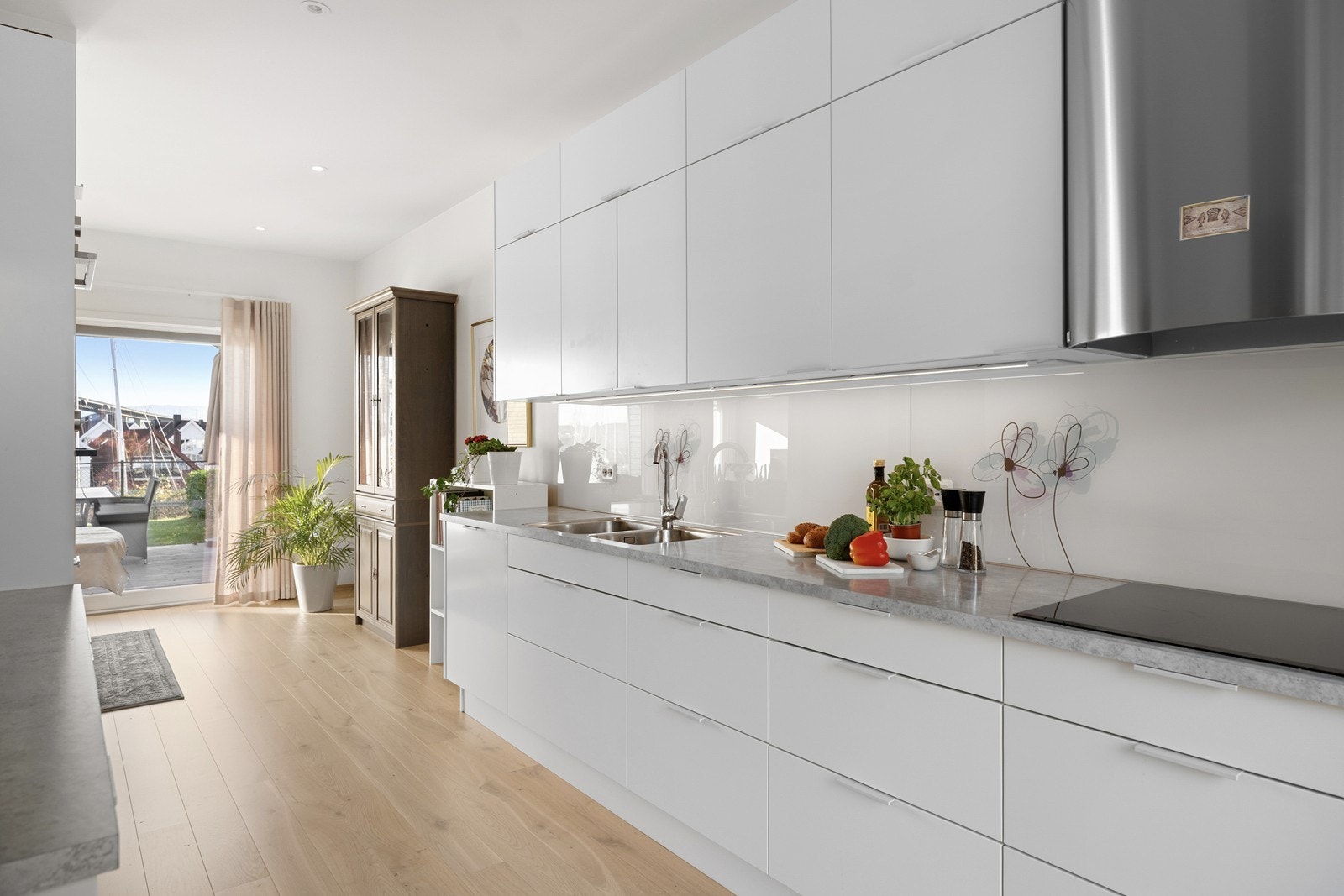 Kjøkken som er praktisk organisert Galleribilde