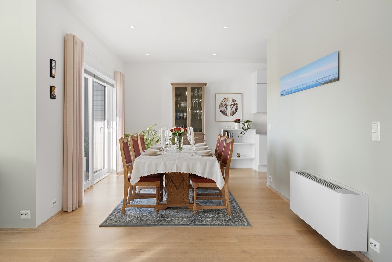 God plass til stort spisemøblement Galleribilde