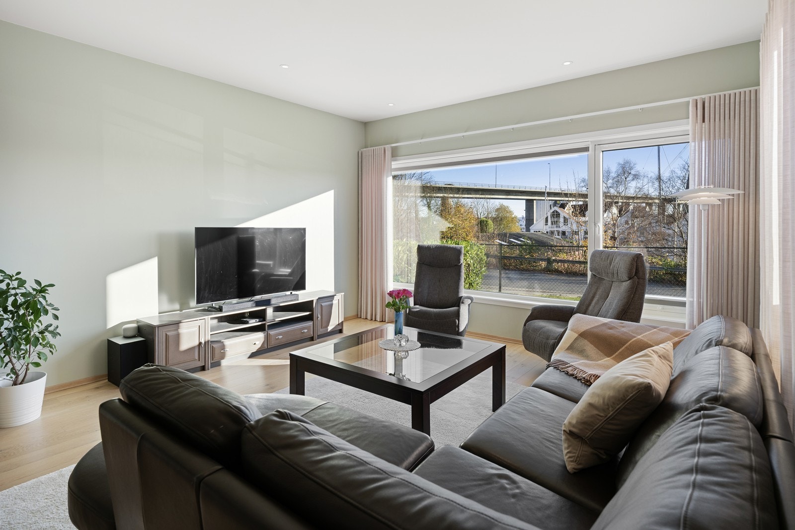 Romslig stue med store vindusflater og god utsikt Galleribilde