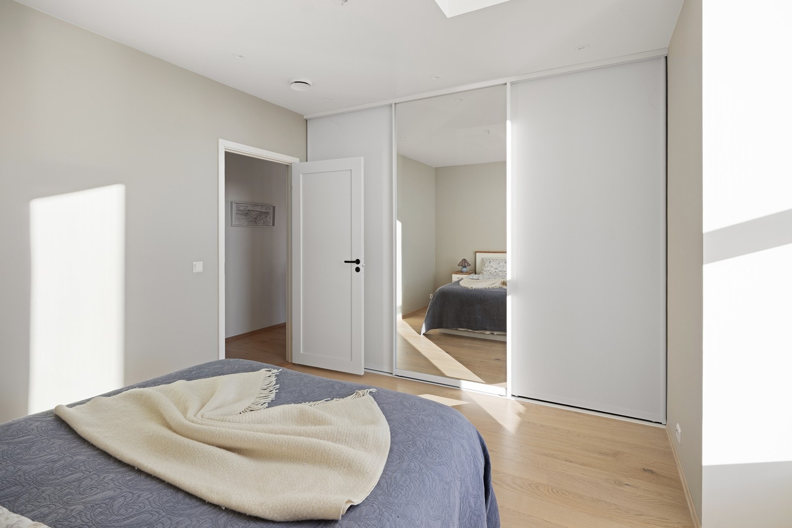 Soverom med stor garderobeplass lang hele kortveggen Galleribilde