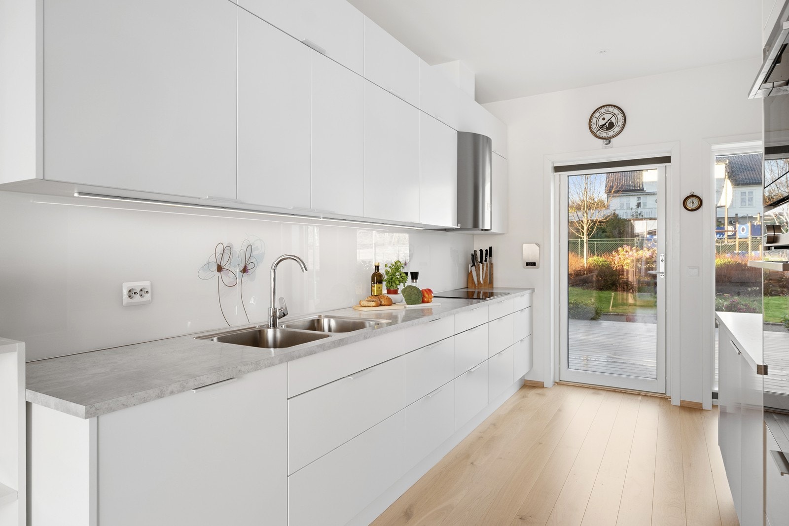 Dør ut til uteområdet ved inngangsparti Galleribilde